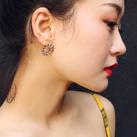 ADELINE | Crystal Starburst Statement Earrings - Picture 4 of 7